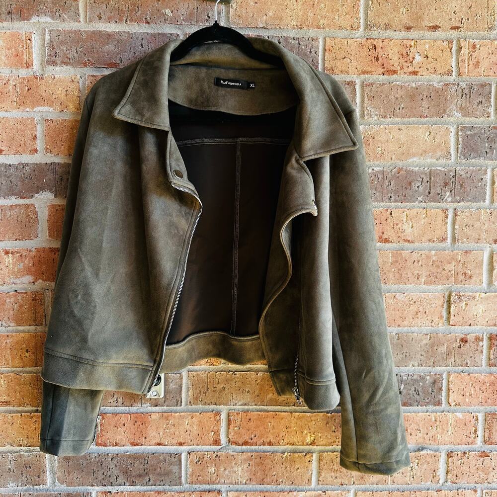 Apperloth An Olive Green Long Sleeve Zip Up Jacket